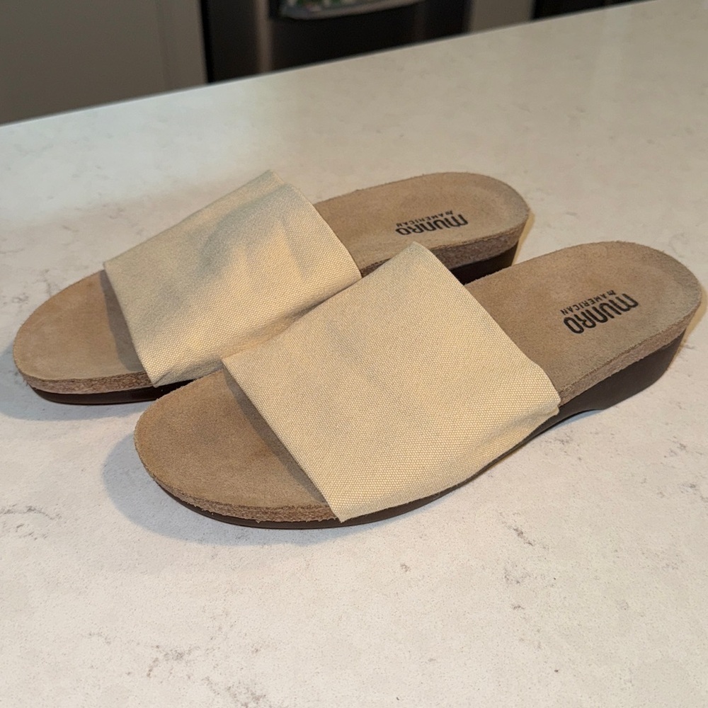 MUNRO flat platforms (Nalia) Size 7 1/2 Beige